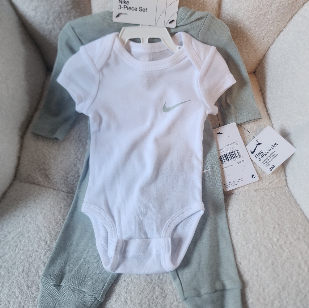 Nike Infant Set in White and Light Green